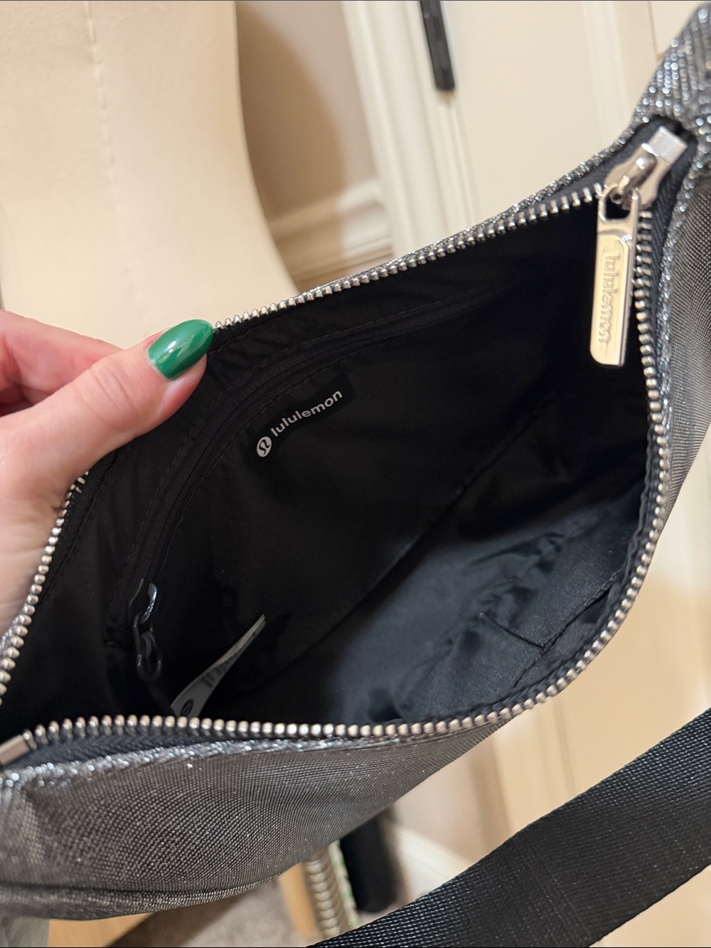 Lululemon City Essentials Small Shoulder Bag - 3L - Picture 8 of 10